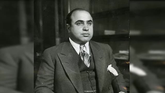 S01:E01 - Al Capone / Benny Binion