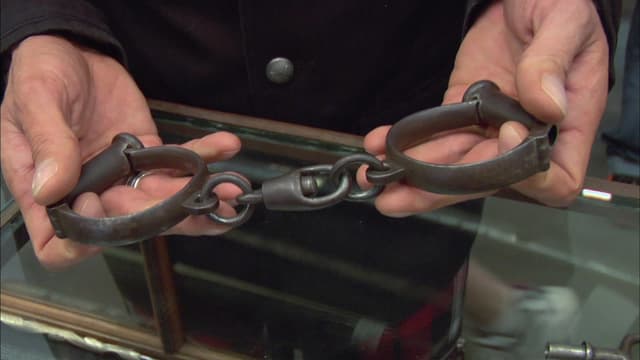 S03:E18 - Houdini's Handcuffs