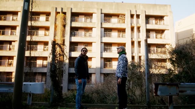 S01:E08 - The Luxury Hotel