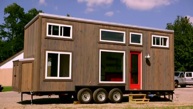 S07:E11 - Tiny Winery Retreat