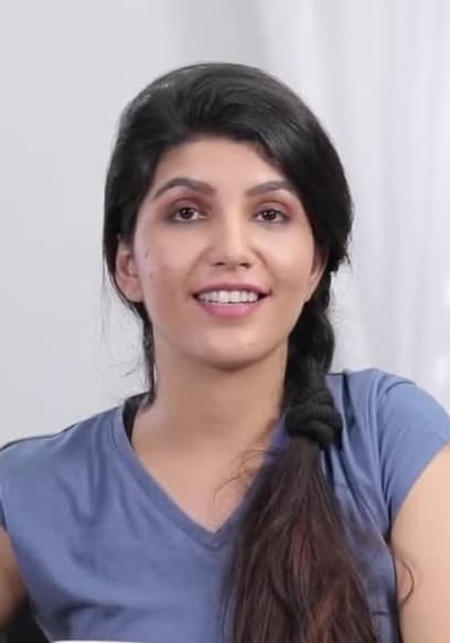Affiche de S01:E10 - Office Yoga - Yoga at Your Desk - 15min Yoga Routine - the Urban Yogi With Anushka Malao