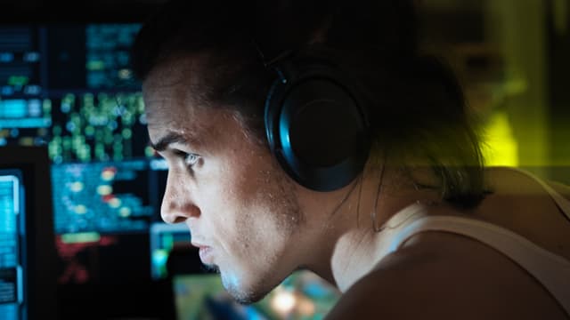 S01:E01 - Airbnb Secrets