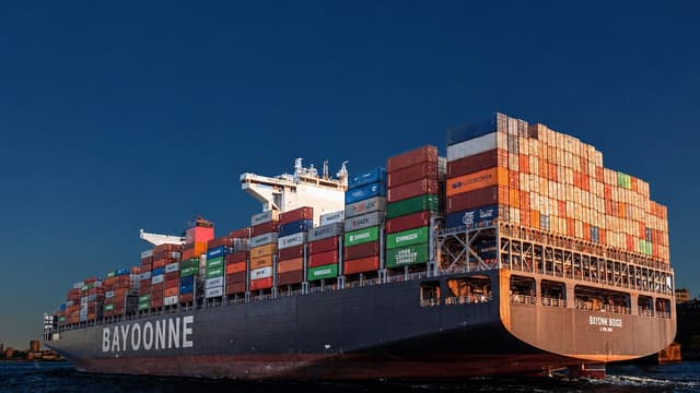 S01:E10 - Container Ships