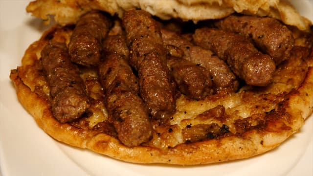 S01:E09 - St Louis: Bosnian Food