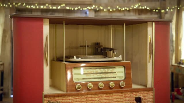 S07:E50 - Roller Skate Romance, Fergusons Record Player, Fire Engine