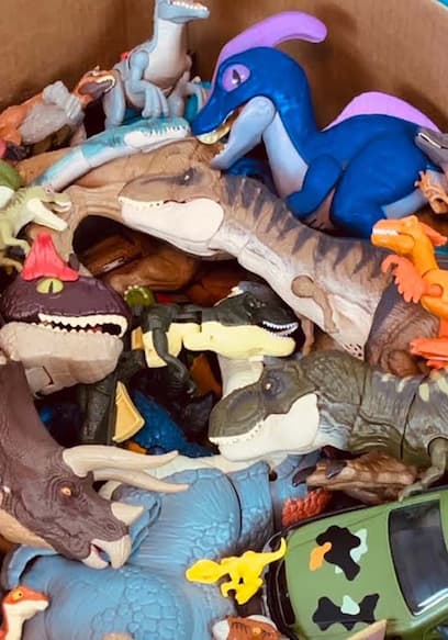 S02:E03 - Dinosaurios en mega caja aventura jurásica T Rex triceratops carnotauro espinosaurio poster