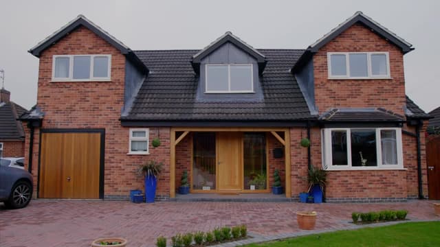S01:E11 - Leicester: Detached