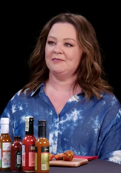 S21:E04 - Melissa McCarthy Prepares for the Worst While Eating Spicy Wings poster