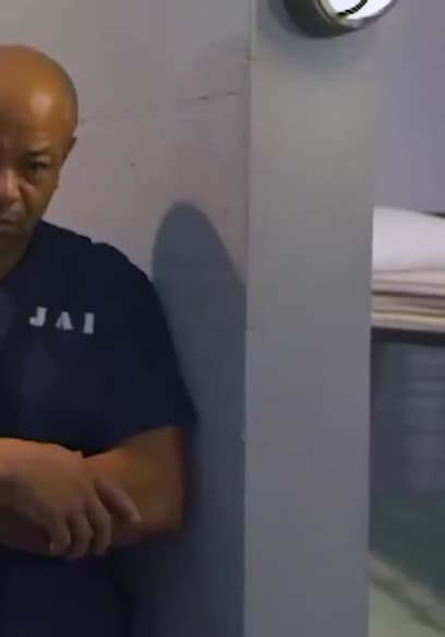 S01:E01 - Stuck in Jail poster