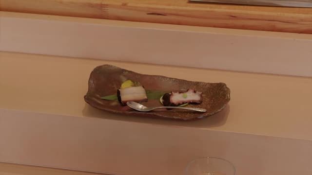 S01:E01 - Omakase
