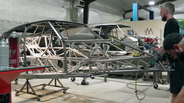 S01:E10 - Cleetus's 5000 HP Hemi INSTALLED in "Eagle"!