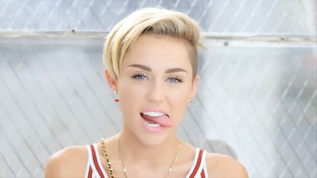 S04:E01 - Miley Cyrus