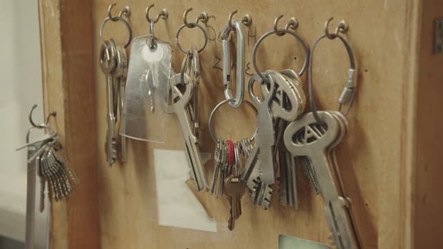 S01:E10 - No Bond, No Problem