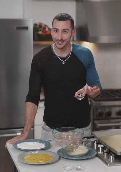 S01:E08 - Schnitzel Sandwich Celery Root Remoulade & Chocolate Chip Cookie Brittle poster