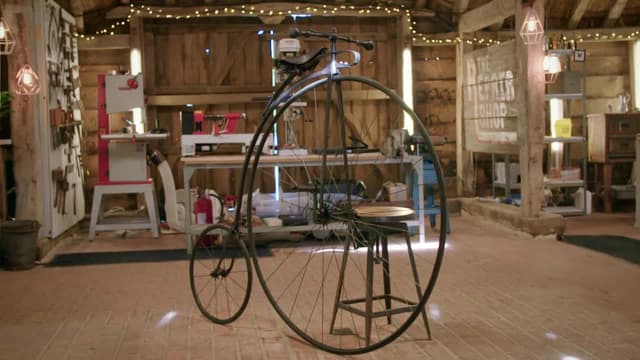 S04:E09 - Penny Farthing, Leather Briefcase, Clocking on Clock