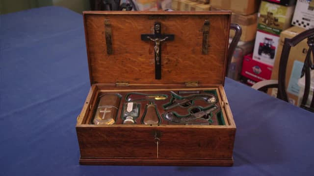 S01:E03 - LV Trunk, Vampire Slayer Kit, Royal Wedding Cake