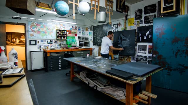 S01:E11 - Artist in Backyard