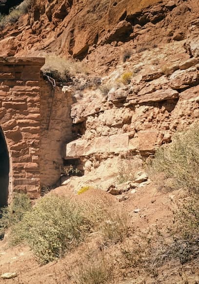 Affiche de S01:E16 - Exploring an Abandoned Railroad and the Johnson Canyon Tunnel