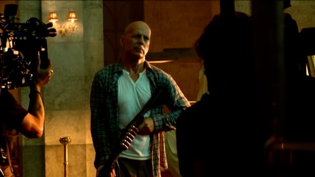 S01:E04 - Bruce Willis