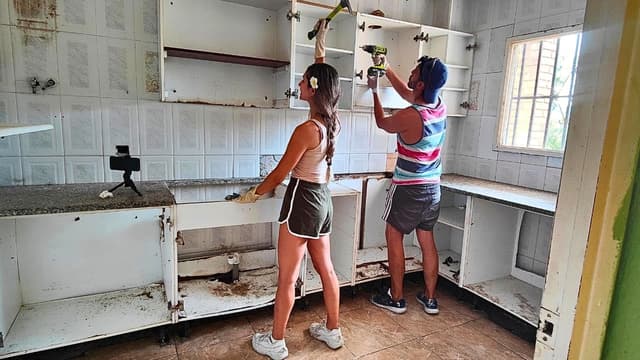 S01:E05 - REFORMA VILLA #5 la COCINA REPUGNA pintamos la planta superior + Empezamos techo