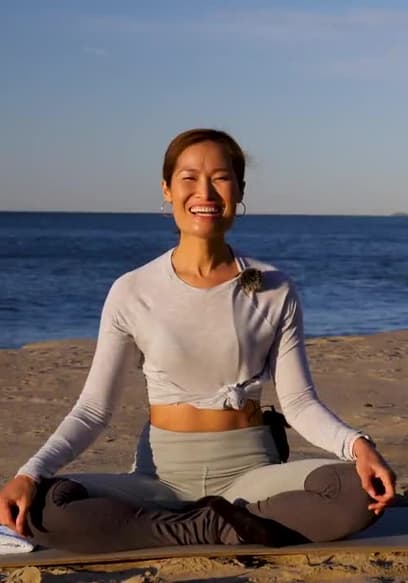 Póster de S01:E07 - 45 Min Pilates Routine With Dumbbells & Towel