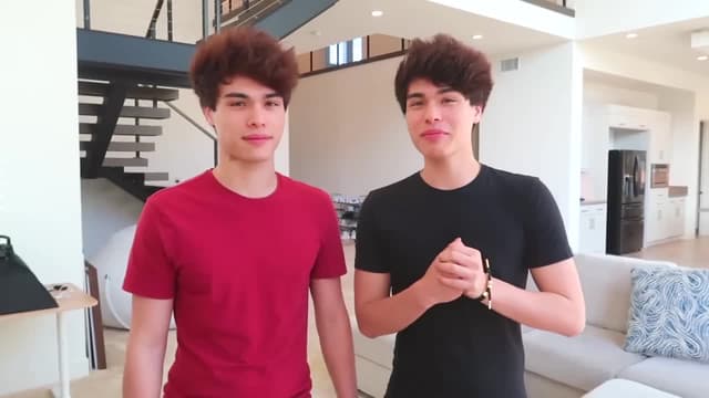 S08:E06 - Popular Photo Hacks to Try at Home!