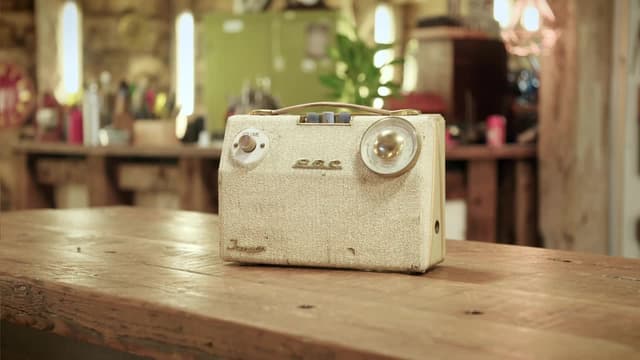 S04:E01 - Skeleton Clock, Giant Teddy Bear and Transistor Radio