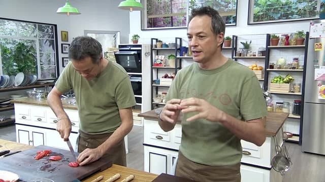 S01:E24 - Garbanzos a La Mediterránea, Bacalao Con Jugo De Miel Y Vasito De Frutas Con Yogur