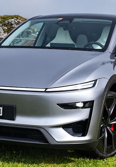 Affiche de S01:E10 - Tesla Model Y Performance: Faster, Sharper, More Refined