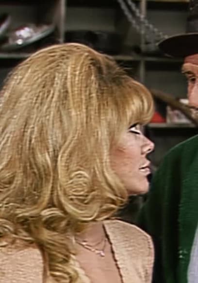 S04:E08 - Aunt Charo poster