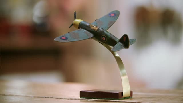 S04:E23 - Leather Pouffe, Model Spitfire, Silver Purse