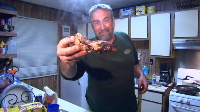 S01:E01 - Louisiana Rats & Hogs