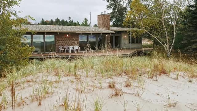 S03:E01 - Suttons Bay Beach Home