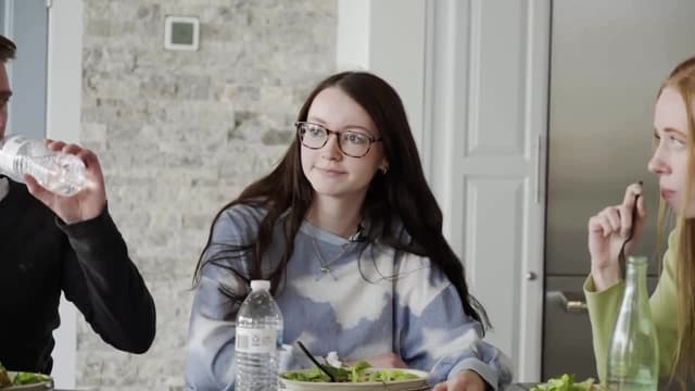 S07:E01 - 5 Strangers vs. 1 Imposter (Pt. 1)