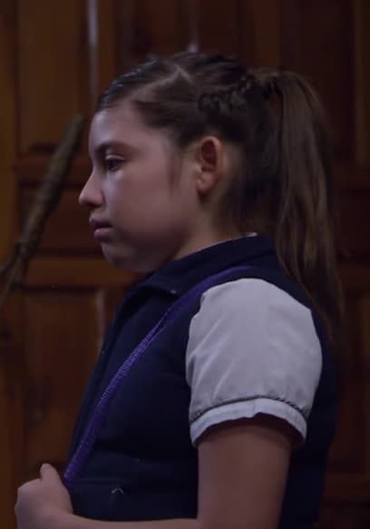 S01:E06 - La niña de la pelota poster