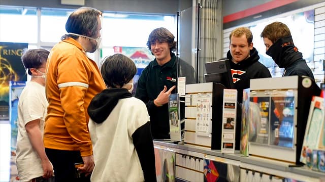 S01:E07 - Fake GameStop Employee Prank!