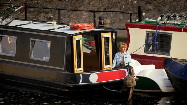 S01:E01 - Kennet and Avon