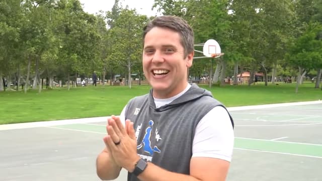 S01:E16 - Easy vs. Impossible Trick Shot Battle