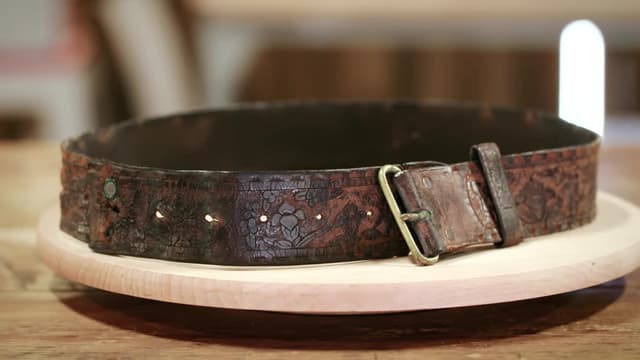 S04:E02 - Bass Guitar, End-of-the-Pier Machine, Hand-Carved Belt