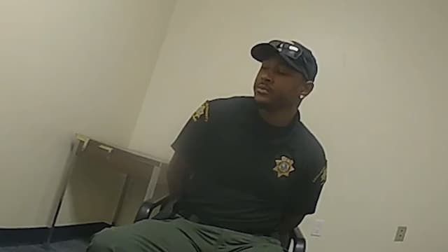 S01:E15 - Tinder Cop