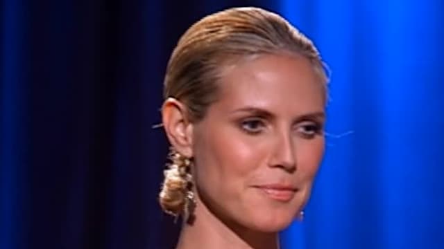 S03:E03 - S03:E02 - Fit for a Queen