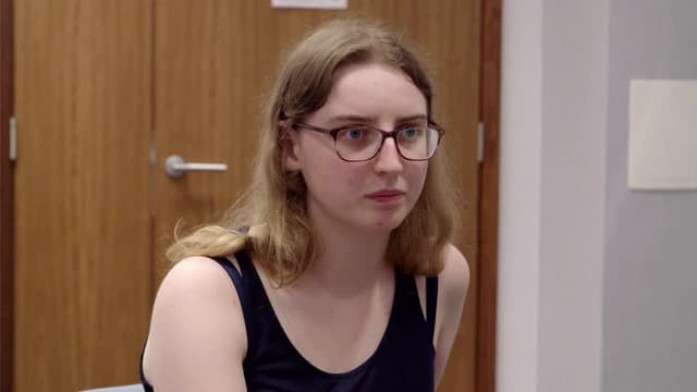 S01:E03 - Hayley & Lotte