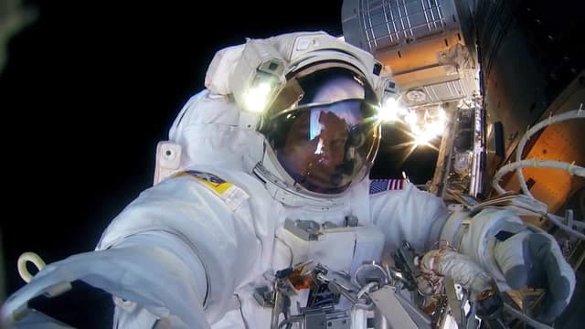 S02:E01 - The Astronauts