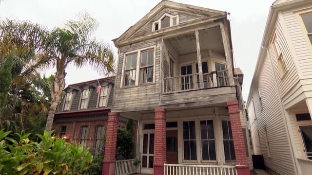 S02:E01 - East End Stunner