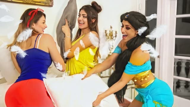 S01:E12 - Disney Princess Prom / Slumber Party