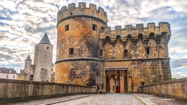 S01:E01 - 1000 years of Fortress Metz