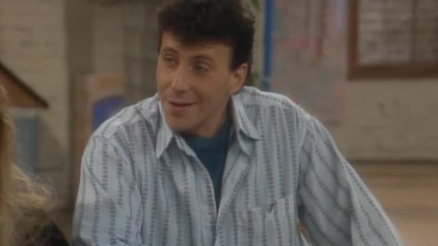 S03:E03 - Joey Gets Pinned