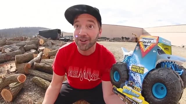 S01:E06 - RC Car Montage / Jumping RC Car in Skatepark