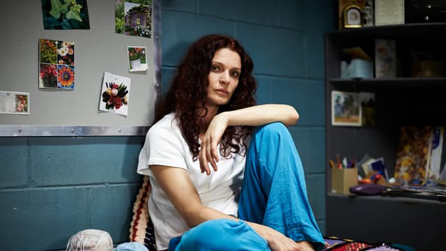 S01:E05 - The Velvet Curtain