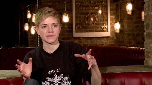 S01:E02 - How to Be Famous